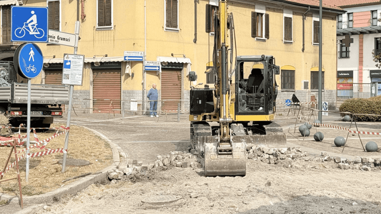 Paderno, piazza Matteotti chiusa per lavori: anziano devia in auto nei portici asfaltatura piazza matteotti paderno 768x432