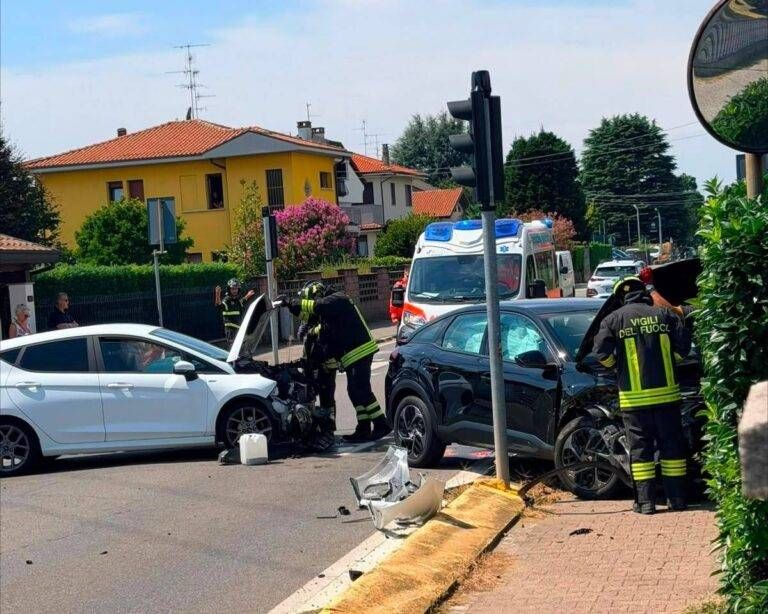 Ceriano Laghetto, scontro tra auto al semaforo, uomo finisce in ospedale markup 120792 768x614