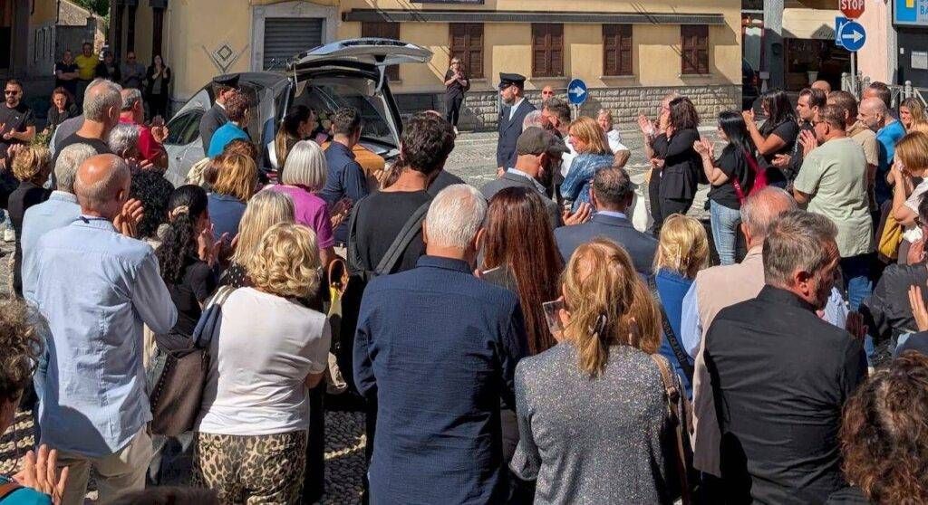 L’addio commosso di Cogliate a Tony, il meccanico buono che aveva conquistato tutti Cogliate tony funerali addio