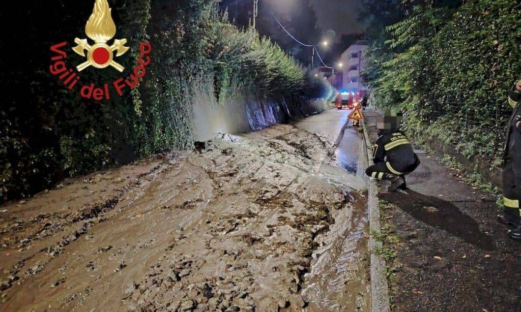 Maltempo, smottamenti e frane a Como, fango in strada, Vigili del fuoco al lavoro Como fango strada maltempo