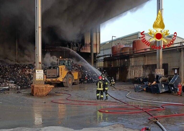 Paderno Dugnano, incendio alla Haiki Metal: fiamme e una densa colonna di fumo visibile in tutta la provincia IMG 20260930 WA0086 1 768x548