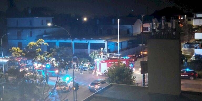 Incidente nella notte a Garbagnate, donna incastrata nell’auto incidente notte garbagnate