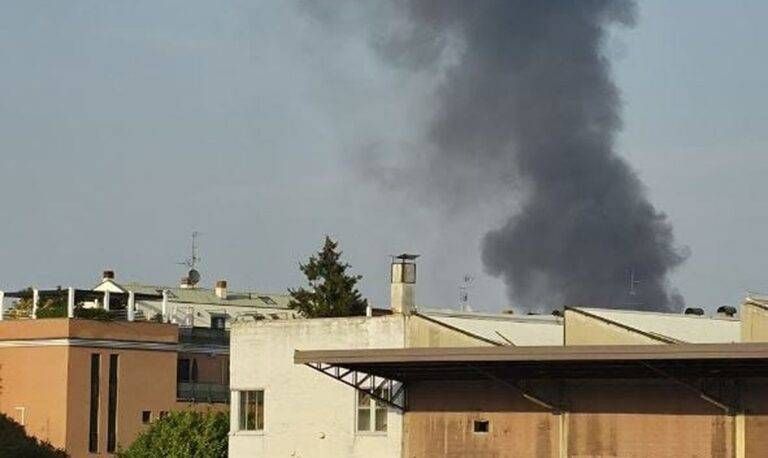 Fumo nero visibile a distanza, maxi incendio a Paderno Dugnano incendio Paderno