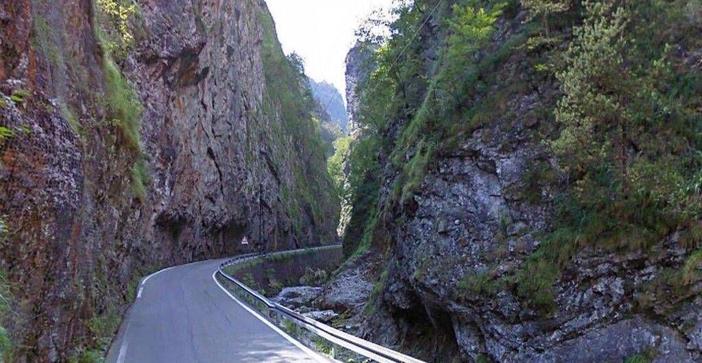 Motociclista 19enne di Bresso muore uscendo di strada sotto gli occhi dei genitori Bresso morto moto val taleggio