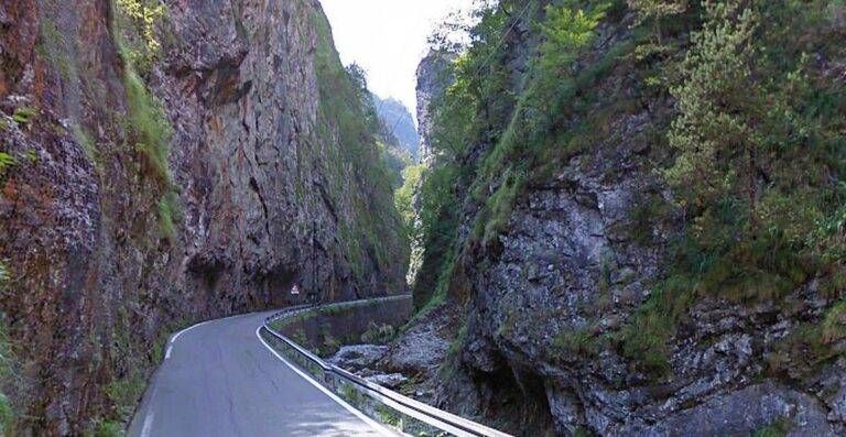 Motociclista 19enne di Bresso muore uscendo di strada sotto gli occhi dei genitori Bresso morto moto val taleggio