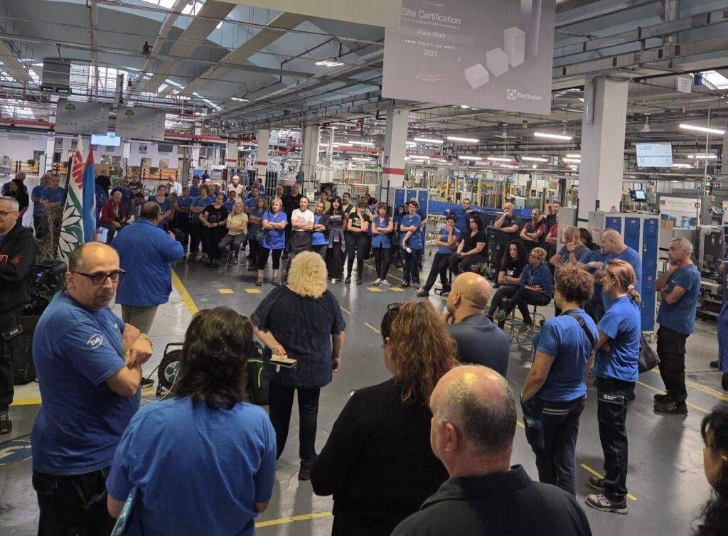 Electrolux, tagli confermati, sale la tensione, sciopero nazionale il 15 SolAssembleaElectrolux1 1024x754