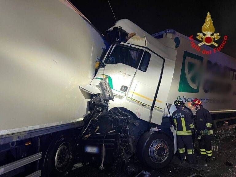 Autotreno fermo per un guasto, un altro gli piomba addosso: due feriti stanotte in autostrada Tamponame4ntoA4B 768x576
