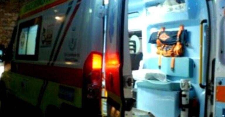 Malato di Alzheimer, accoltella il badante ambulanza notte