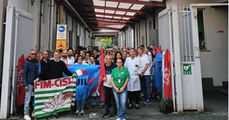 Saronno, la multinazionale Barco annuncia tagli, i lavoratori incrociano le braccia Saronno Barco tagli