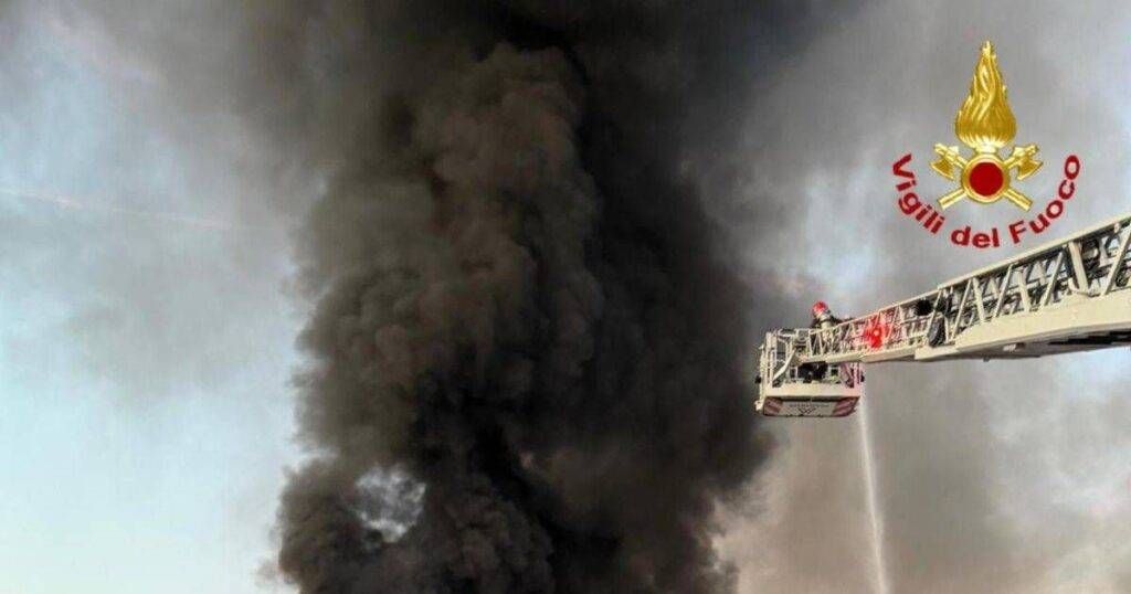 Incendio a Turate, ancora fiamme, fumo visibile dal Saronnese e dal Bollatese – FOTO Incendio Turate