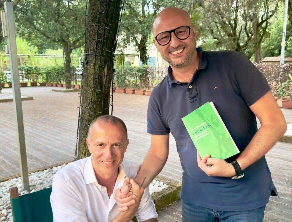 Lega, il destino passa da Lazzate, Romeo e Fontana col sindaco Monti alla vigilia di Pontida Monti Romeo Lega Lazzate