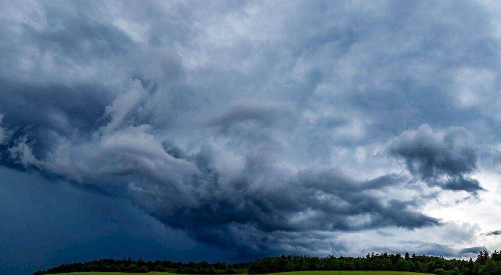 Meteo: vento, temporali e crollo delle temperature, allerta di Protezione civile sulla Lombardia vento temporali meteo lombardia