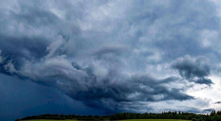 Meteo: vento, temporali e crollo delle temperature, allerta di Protezione civile sulla Lombardia vento temporali meteo lombardia
