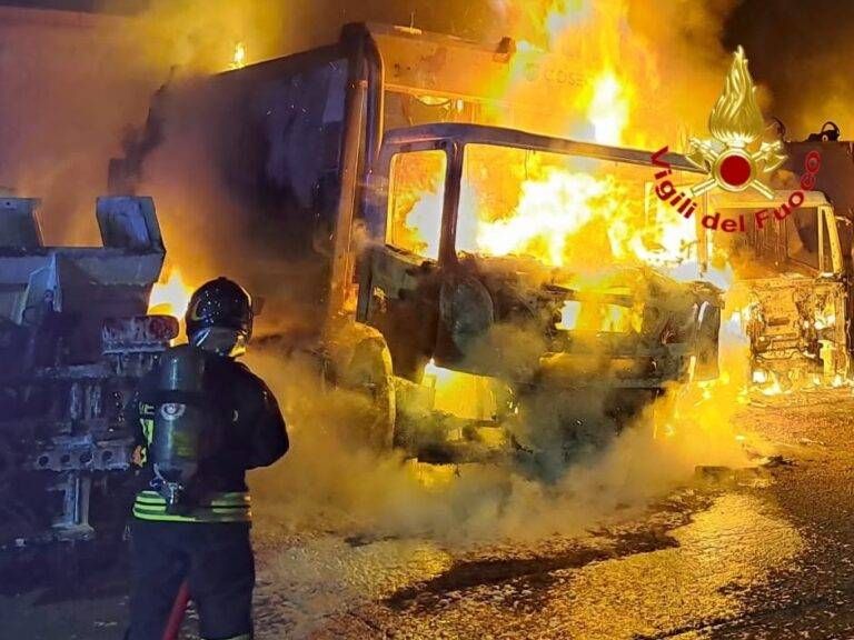 Magenta, tre mezzi della raccolta rifiuti avvolti dalle fiamme nella notte: vigili del fuoco in azione incendio magenta