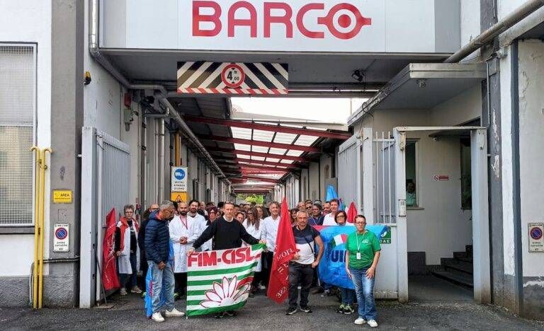 Barco, da Saronno metà produzione va in Cina, futuro a rischio per i lavoratori Barco Saronno sciopero
