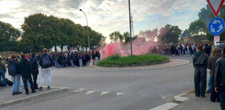 Bollate, furti nei parcheggi e bagni senza porte, la protesta in strada degli studenti Bollate protesta studenti strada