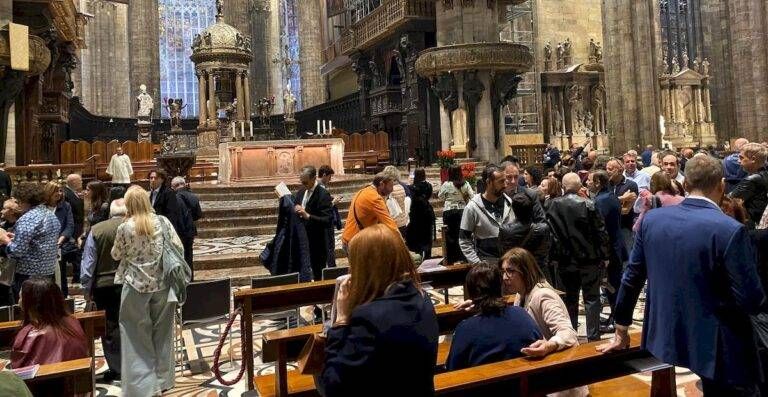 Duomo fedeli bloccati
