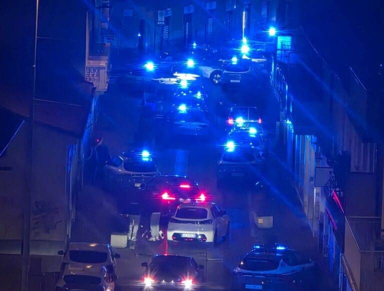 Cinisello Balsamo, rissa in via Garibaldi: agenti accerchiati, un 22enne steso dalla Polizia col taser FB IMG 1792642769702 3 e1792761612209 768x582