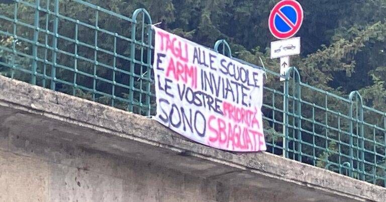 Saronno, un corteo di studenti sfila per la città contro la scuola Saronno corteo studenti
