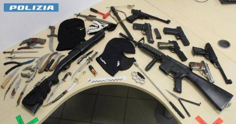 Como, la polizia sequestra coltelli e riproduzioni di armi dopo le minacce di disordini online Como polizia