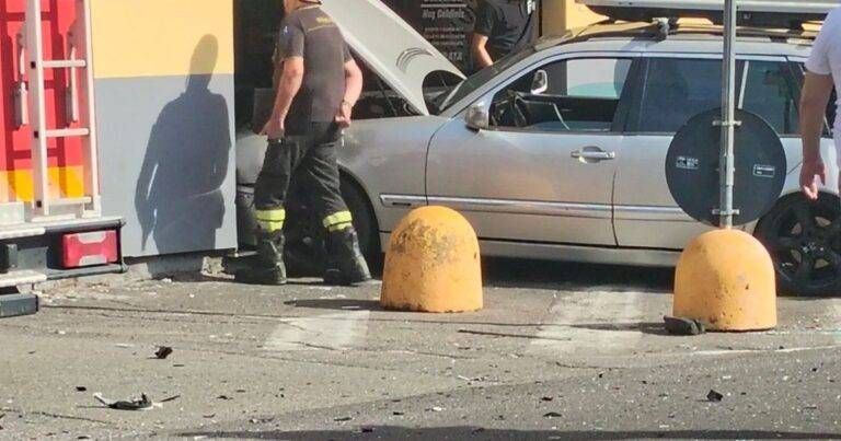 Barlassina, auto finisce contro l’ingresso di un ristorante kebab dopo uno scontro Barlassina auto