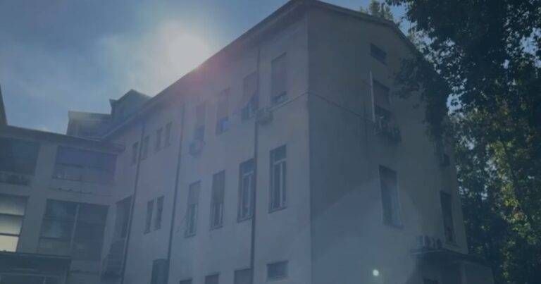 Milano, incendio all’ospedale Sacco, vigili del fuoco in azione Milano incendio ospedale sacco