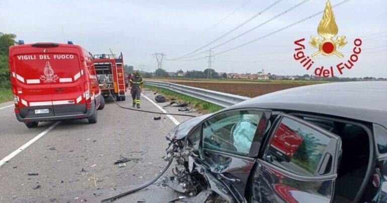 Incidente tra due auto a Rovellasca, soccorsi in azione sulla provinciale Incidente auto Rovellasca