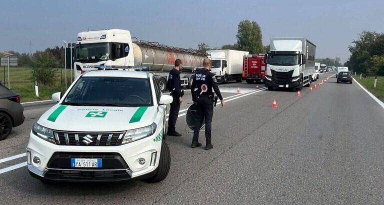 Scontro tra due camion e un’auto sul Sempione: senso unico alternato tra Rho e Lainate camion auto sempione