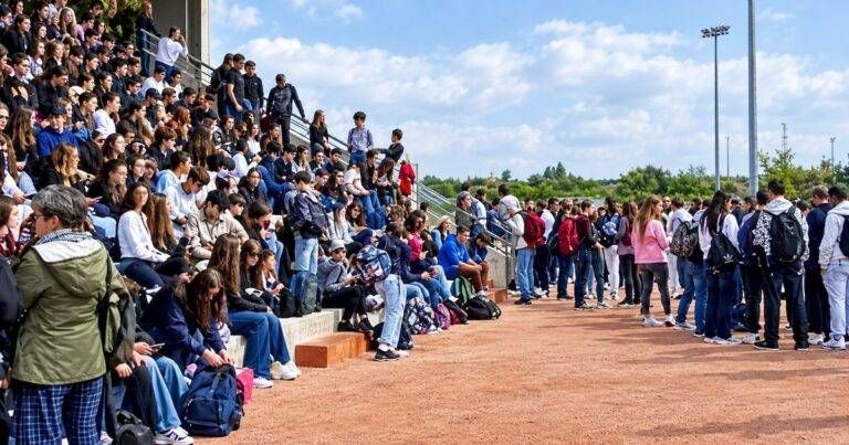 Allagamenti e crolli al “Primo Levi” di Bollate: studenti trasferiti in auditorium e all’esterno, Vigili del fuoco sul posto Primo levi studenti fuori