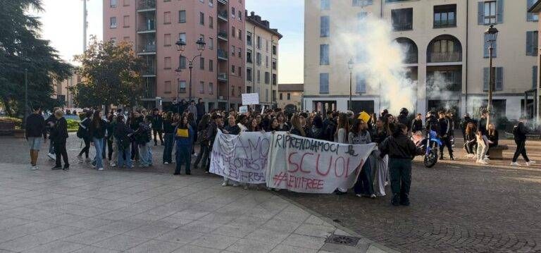 Bollate, nuovo sciopero al “Primo Levi” studenti in corteo fino al municipio incontrano la sindaca Studenti Bollate Primo Levi