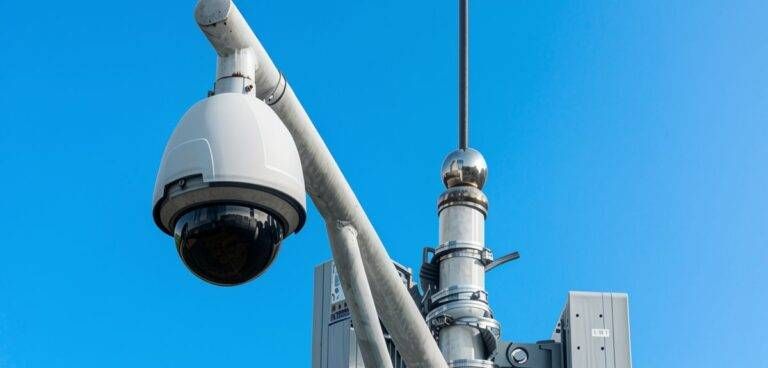 Solaro, corriere sfonda un’auto ma prosegue con le consegne telecamera
