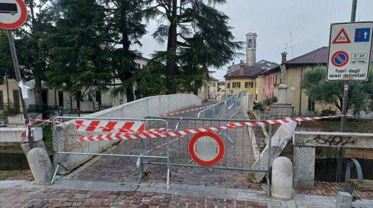 Il ponte storico sul Naviglio di Cassinetta di Lugagnano danneggiato nella notte da un mezzo pesante pirata ponte storico cassinetta