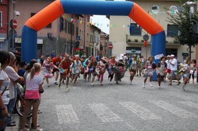 Una corsa “folle” per le vie del paese strapazza2