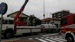 Saronno camion perde carico