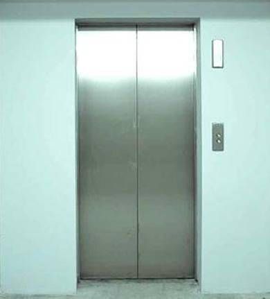 Bollate, 37enne muore nell’ascensore di casa ascensore