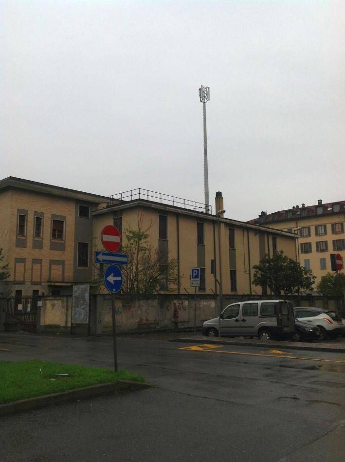 Bollate, antenna davanti a scuola: è polemica antenna