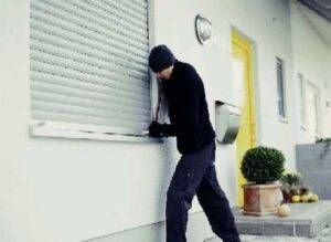 ladro-furto-appartamento-finestra