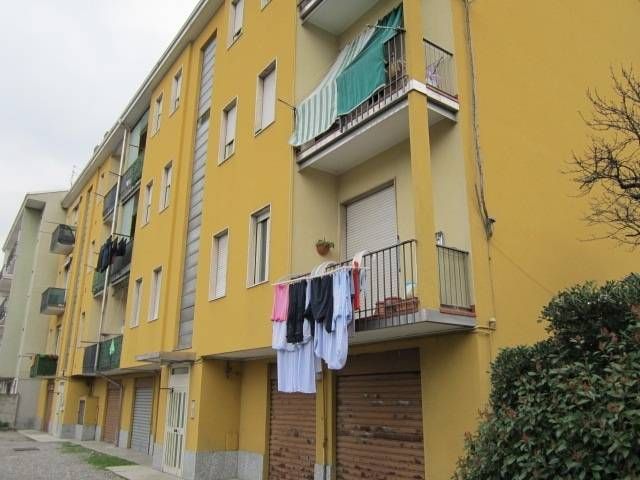 Famiglie disperate: scarica elettrica “brucia” gli elettrodomestici palazzina