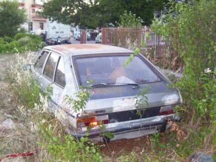 Nuove povertà: da anni senza assicurazione o col talloncino falso automobili abbandonate