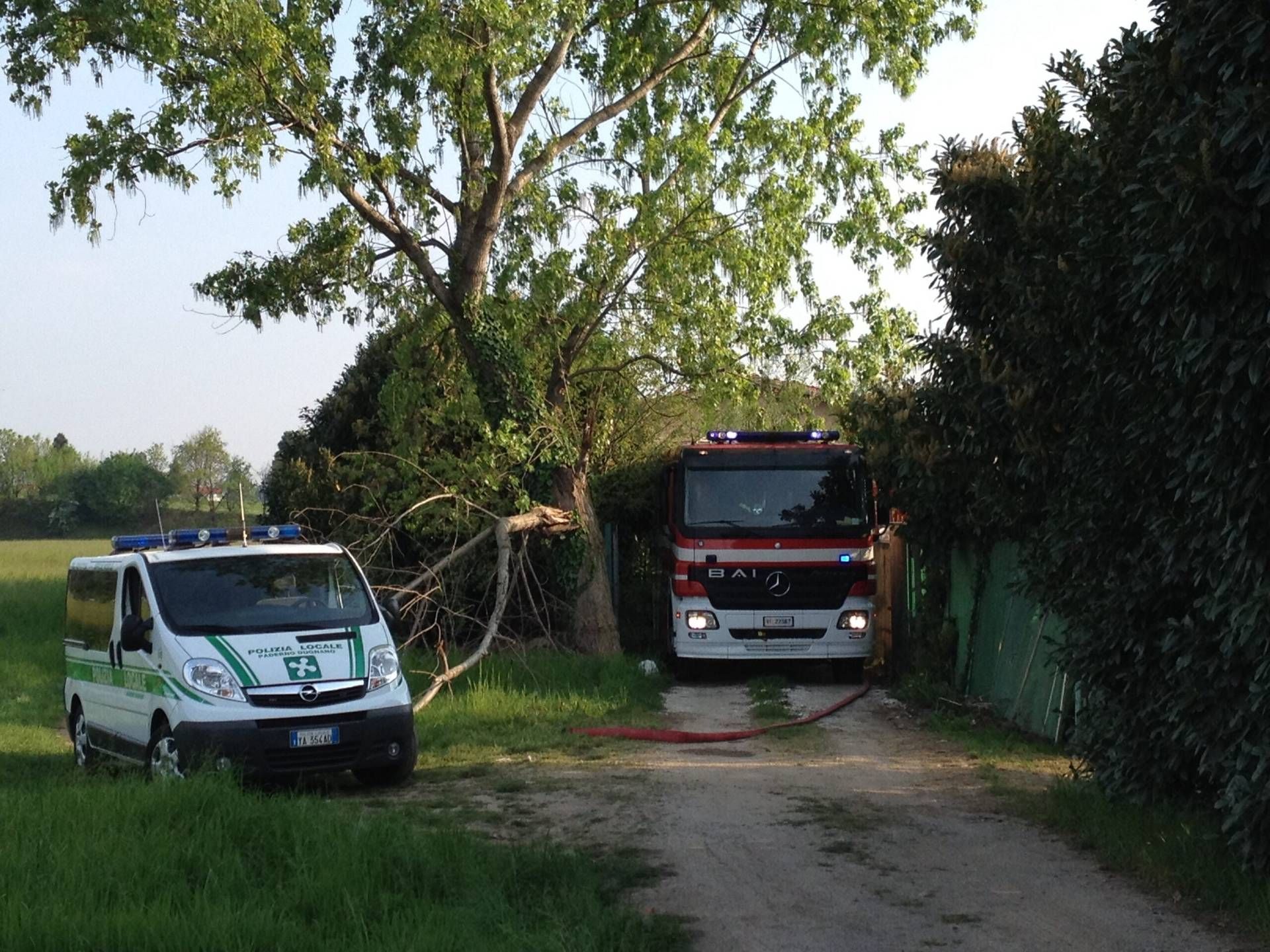 Fiamme a lato della Mi-Meda Brucia una casa abusiva image scaled