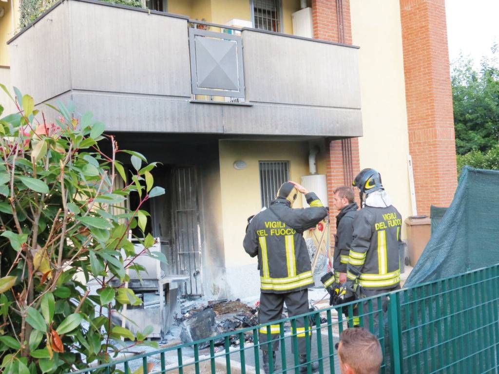 Garbagnate: accende il barbecue, incendio in giardino vvff1 1024x768