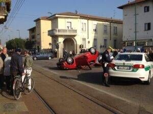 ComasinaAutoRibaltata