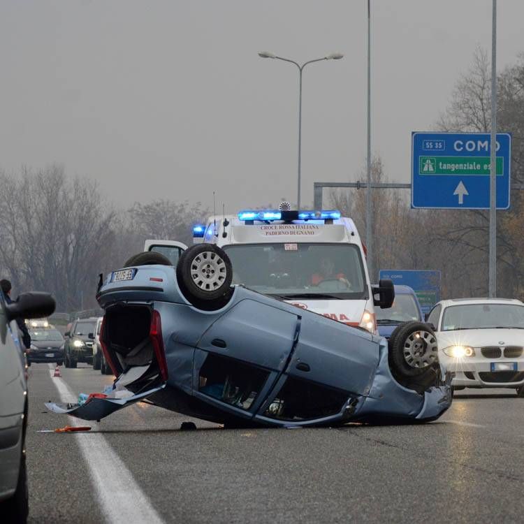 Lunghe code in Milano-Meda Paderno, una Punto si ribalta ribaltamento mi meda