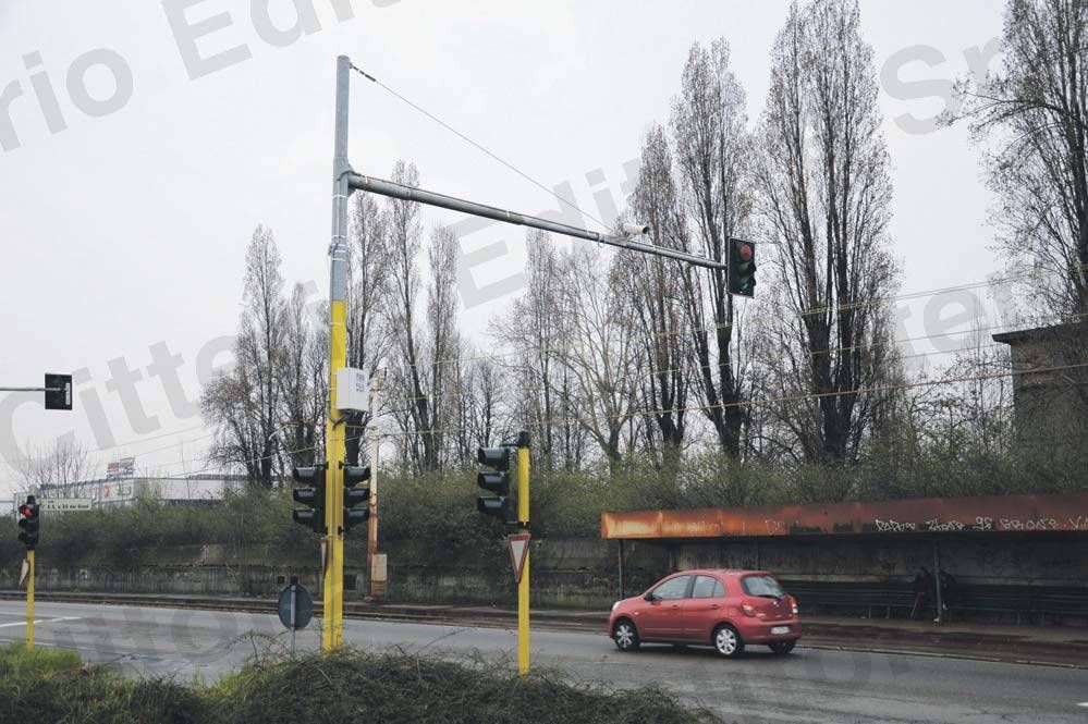 Dal 1 giugno a Paderno due nuove telecamere rileveranno i passaggi con il rosso semafori