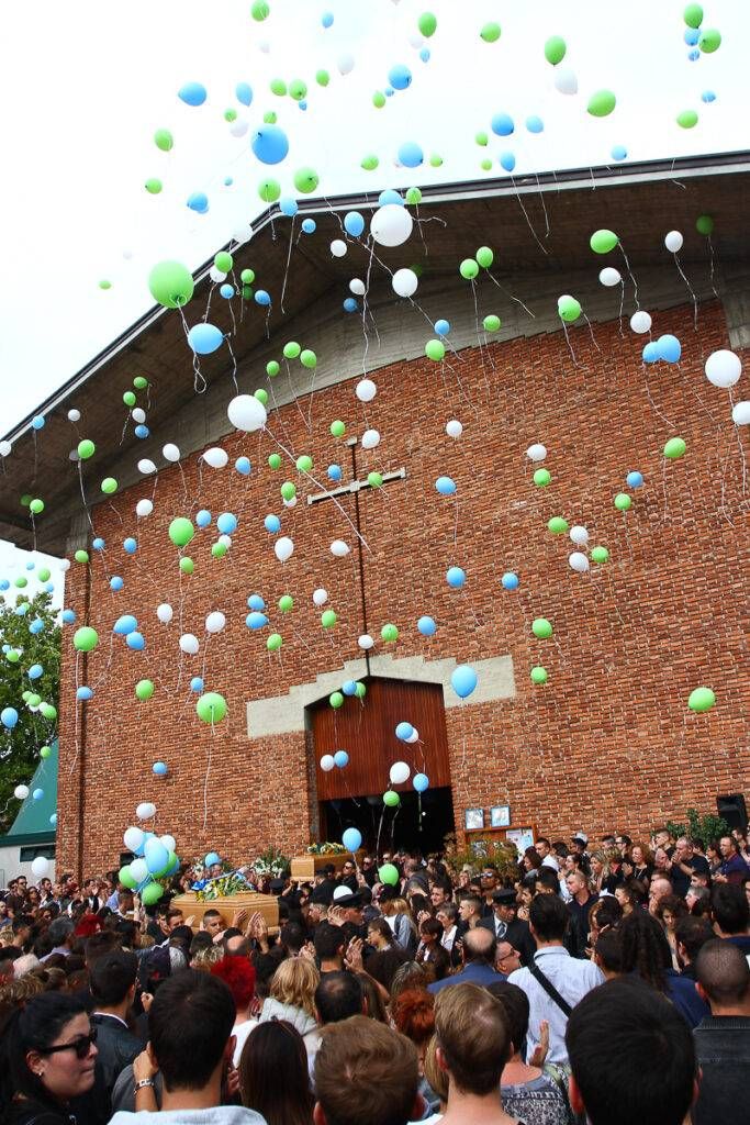 Palloncini per Mirko e Davide In migliaia per l’ultimo saluto CAL 0781 683x1024