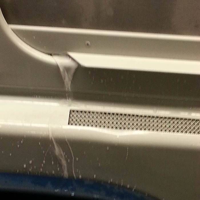 Pioggia nei treni, stazioni al buio Le Ferrovie Nord fanno acqua treno acqua