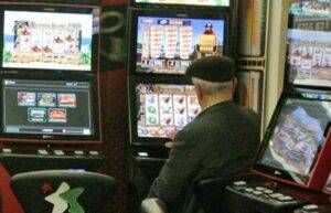 Perde-la-pensione-giocando-ai-videopoker-mette-in-scena-una-falsa-rapina-e-aggressione-denunciato-65enne-nel-Milanese