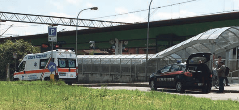 Vuole farsi investire dal treno Viaggiatori la salvano a Bollate incidente bollate nord