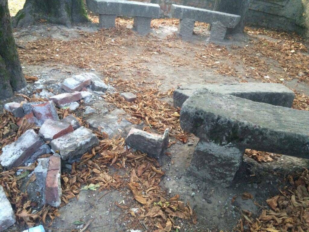 Senago, vandali in villa Sioli: così distruggono una panchina 14289845 1739563676307844 5749035367901354277 o 1024x768