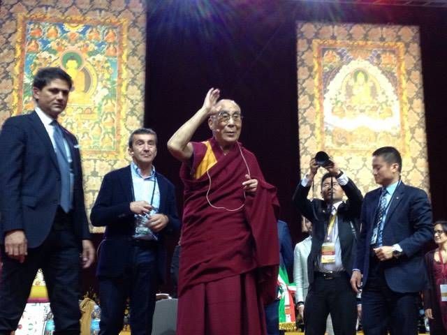 Folla per il Dalai Lama a Rho Fiera 2110RhoDalai1